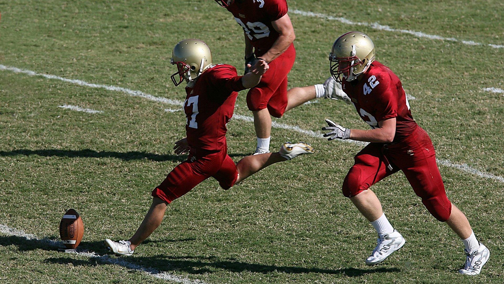 记者赞张玉宁，头球能力和支点能力是国内最好，真的威胁巨大