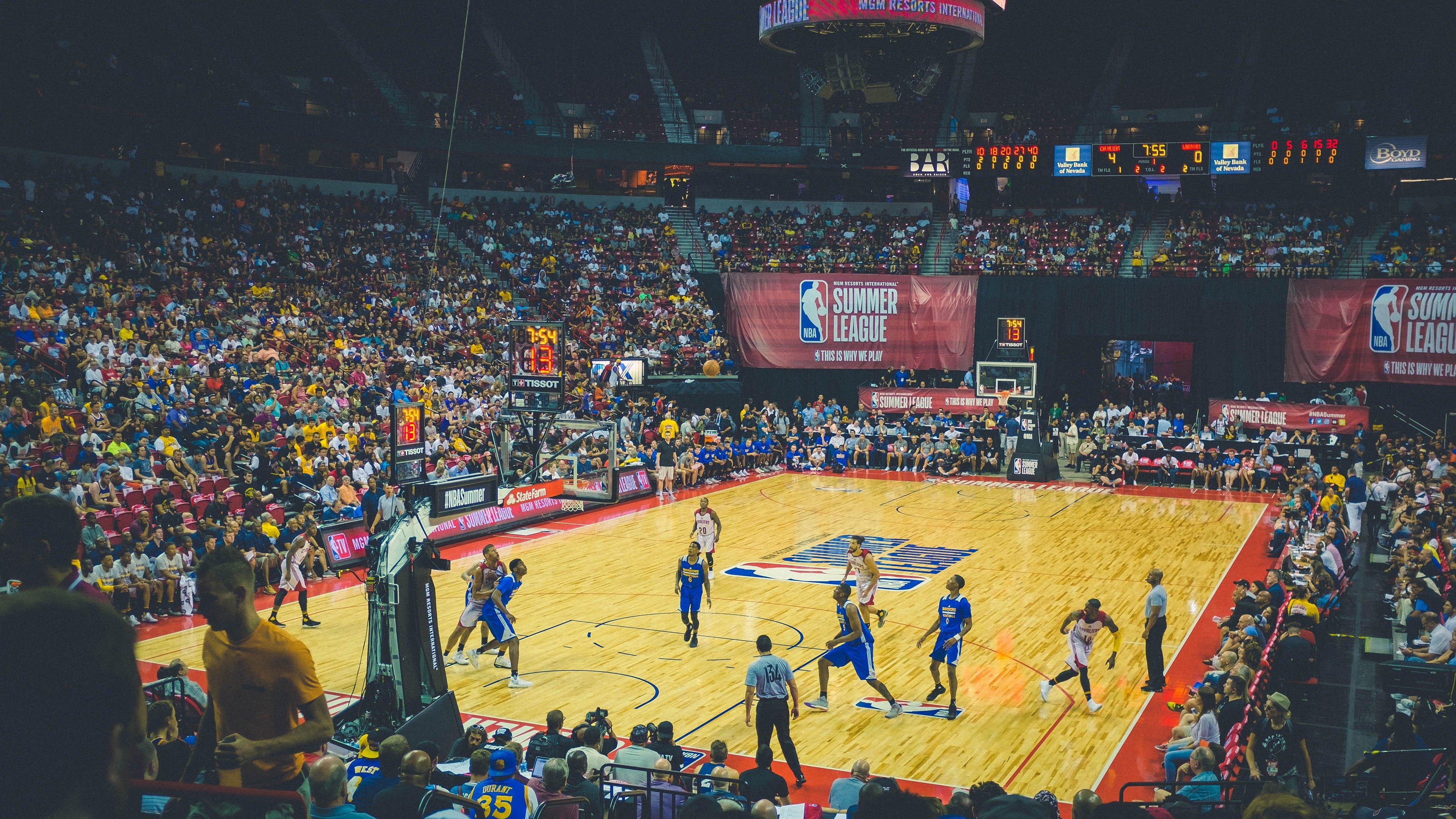 杨瀚森与卡尔教练的百元赌约 更衣室趣事展现团队温情